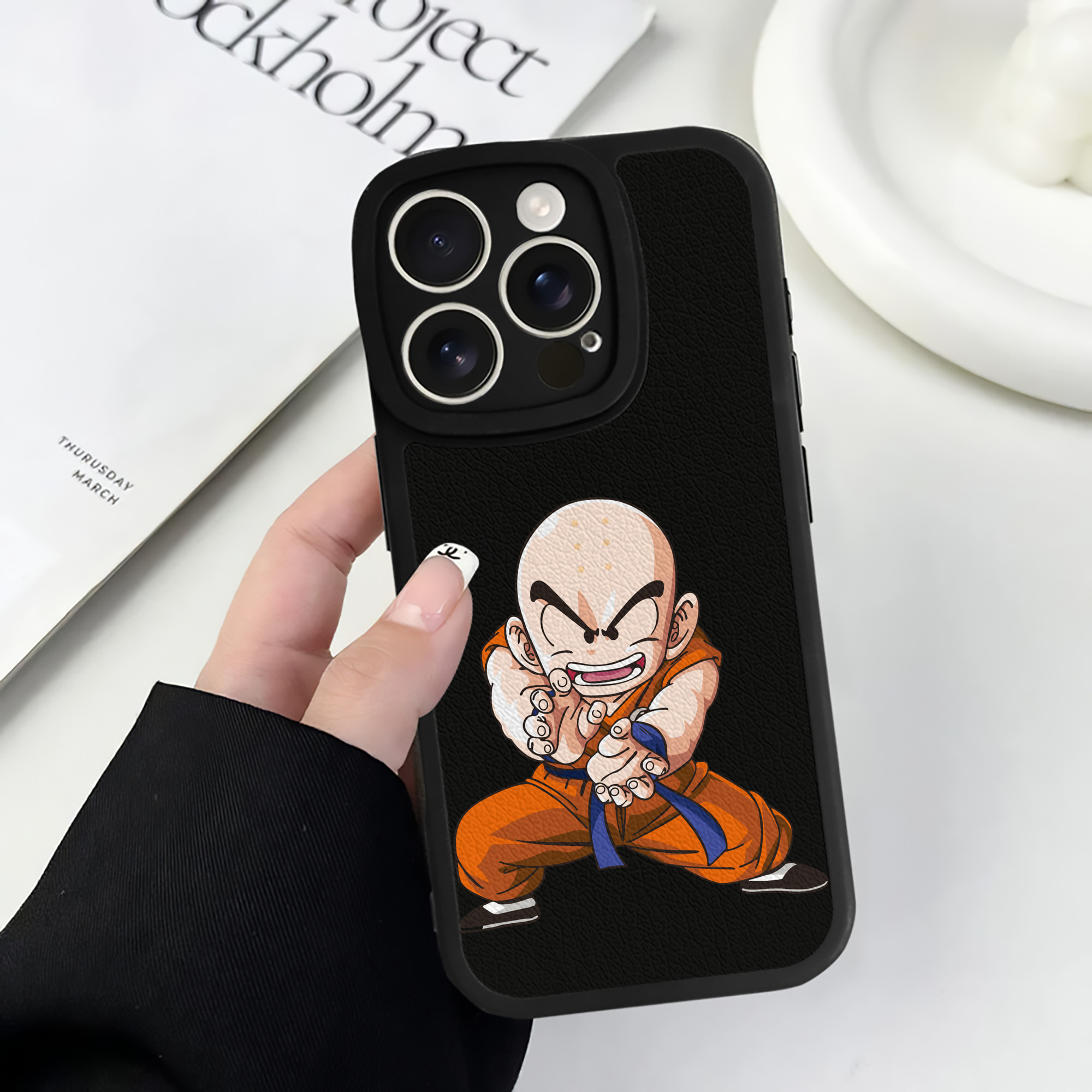 （画像用） ドラゴンボール クリリン DRAGON BALL krillin 【iPhone 16シリーズ対応】シリコンスマホケース（レザー調） 材質：シリコン
